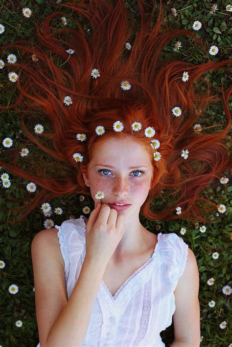 Striking Portraits of Gorgeously Freckled Redheads by Maja。